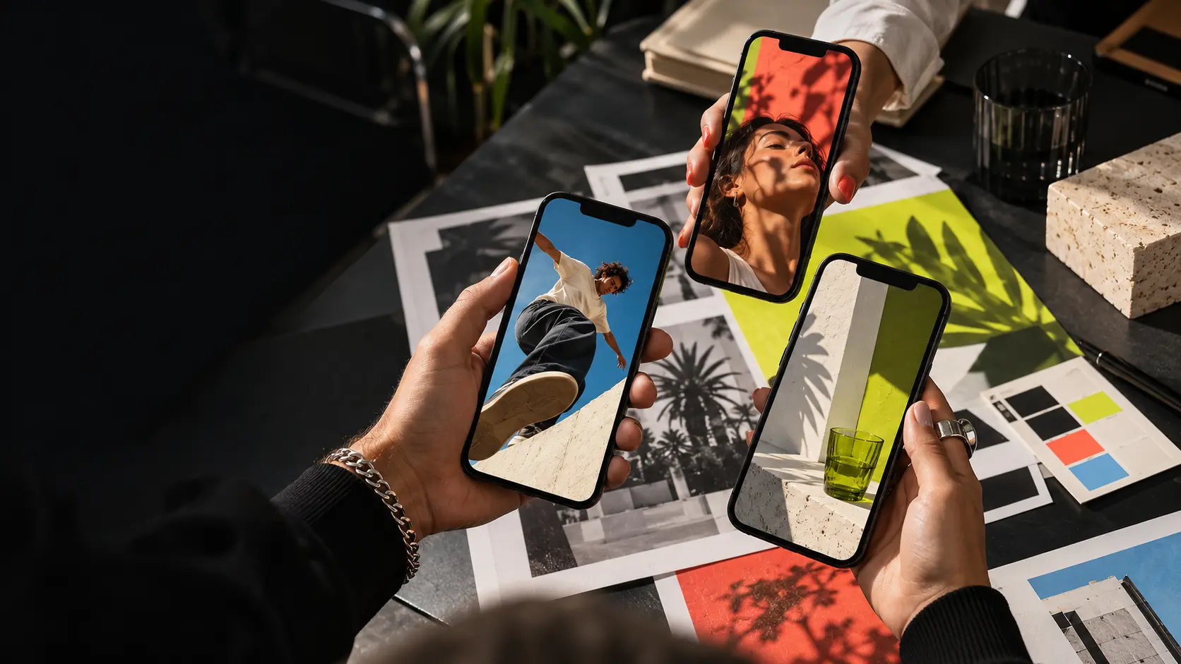 Smartphone con contenuti verticali e Reel su un tavolo creativo